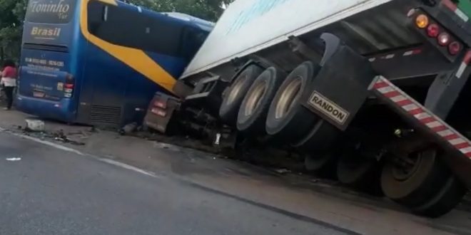 Acidente entre ônibus e caminhão deixa feridos na BR-153, em Goiás