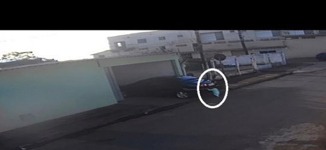 Bebê escapa após ir para atrás do carro do pai que saia da garagem (veja vídeo)