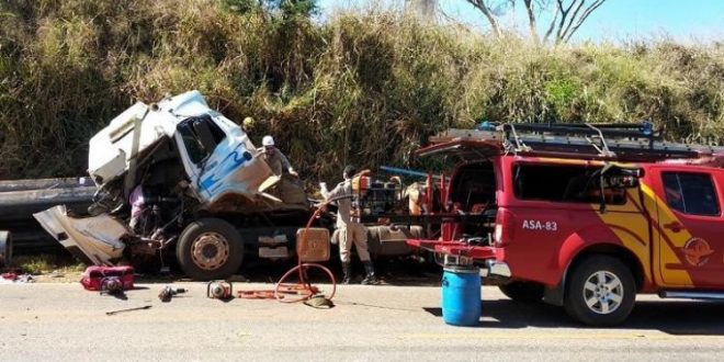 Uma mulher morreu após colisão entre dois caminhões na BR-153 em Rialma