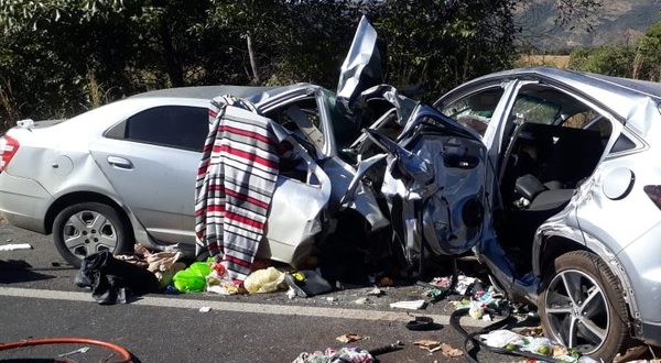 Acidente entre dois carros mata cinco pessoas na BR-020, em Flores de Goiás