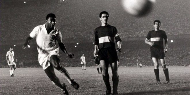 Para matar a saudade da Libertadores: Quando Pelé impôs sua majestade no caldeirão da Bombonera