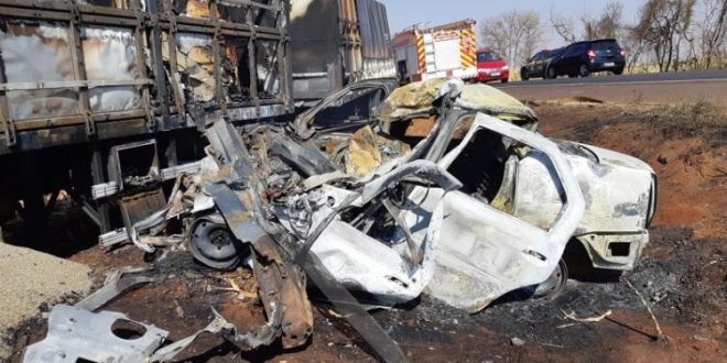 Após colisão com Bitrem, carro incendeia e motorista morre carbonizado em Santa Helena