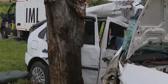Passageira de carro que levava seis pessoas morre em acidente após voltar de festa em Goiânia, diz PM