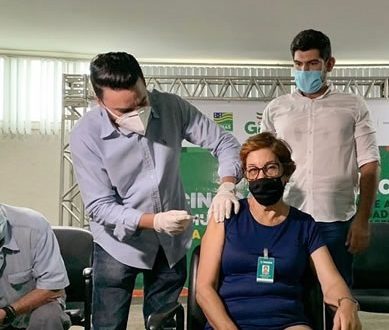 Funcionaria publica de Goianésia é a primeira a receber a vacina na cidade