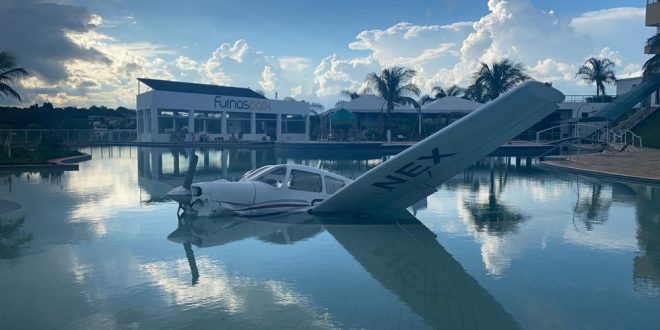 Avião monomotor cai em piscina de resort e deixa três pessoas feridas em Formiga