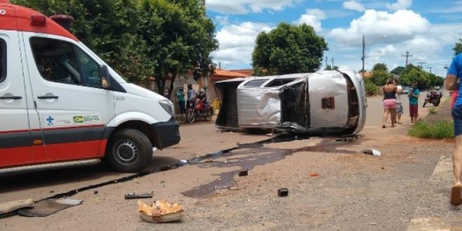 Hilux capota várias vezes após envolver em acidente em Rubiataba
