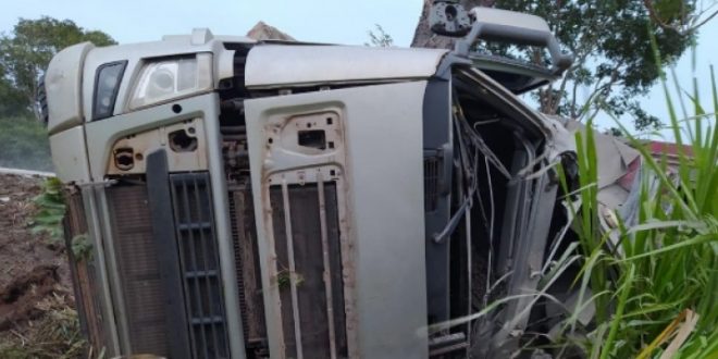Acidente entre caminhão e ônibus deixa caminhoneiro gravemente ferido na BR-153, em Campinorte