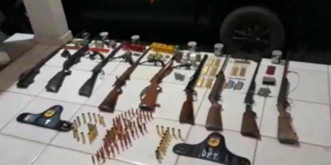 Homem é preso com 14 armas e mais de 600 munições em fábrica clandestina de armamento em Amorinópolis, diz polícia