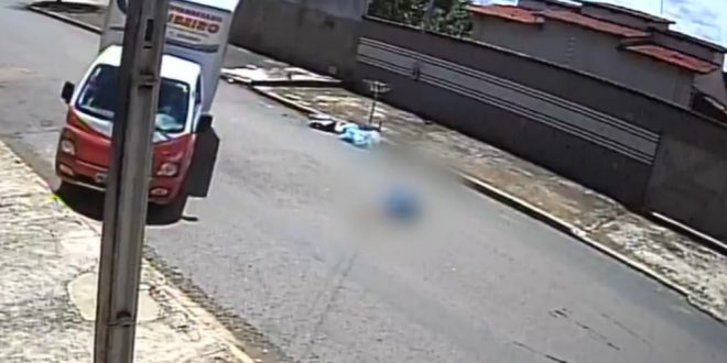 Motorista sem CNH perde o controle de caminhão, atropela idoso e vai parar dentro de casa em Anápolis; vídeo