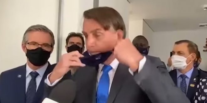 Bolsonaro tira a máscara e manda jornalista calar a boca durante entrevista em SP