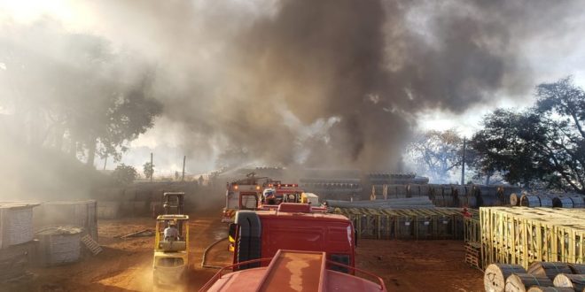 Pátio da Enel pega fogo em Goiânia