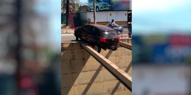 Carro fica pendurado em viaduto após motorista se esquecer de puxar o freio de mão em Goiânia