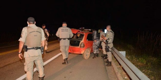 Lázaro Barbosa rouba novo carro, encontra polícia e foge pela mata
