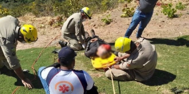 Bombeiros de Jaraguá socorrem piloto de parapente após queda na decolagem na Serra