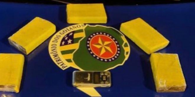 Polícia Militar de Jaraguá encontra 5 tabletes de maconha em bolsa feminina