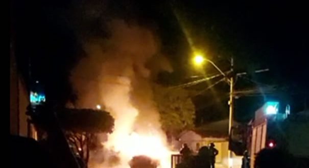 acidente no Bairro Santa Cecilia veiculo pegou fogo após bater em caminhão