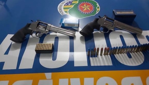 Polícia apreende três armas e mais de 100 munições na GO-338 em Pirenópolis
