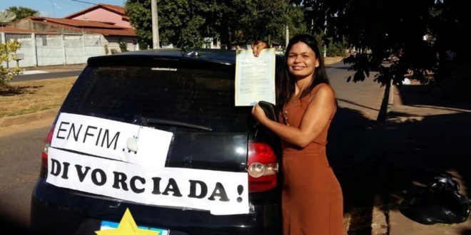 Professora coloca faixa ‘enfim divorciada’ em carro para comemorar separação e viraliza nas redes sociais: ‘Me libertei’
