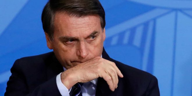 Com dores abdominais, Bolsonaro faz exames em hospital e cancela reuniões
