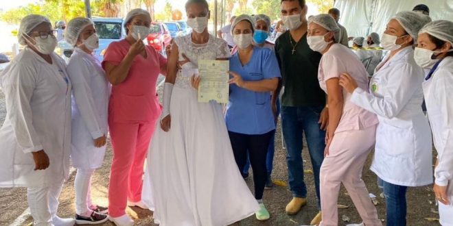Noiva se casa e vai direto para posto de saúde se vacinar em Goianésia