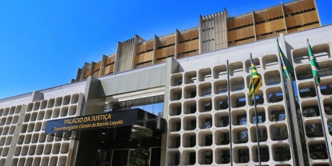 Juiz decreta prisão de mulher acusada de matar amante com facão e esconder corpo dentro do box, em Goiânia