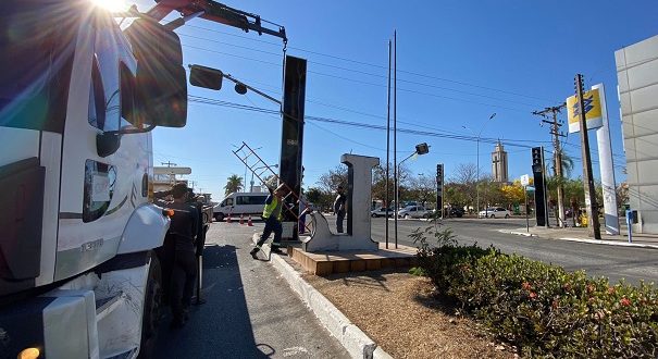 Superintendência Municipal de Trânsito realiza instalação dos novos semáforos na Avenida Goiás com a Avenida Brasil