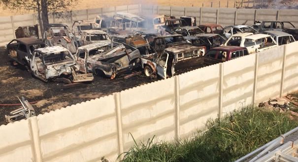 Corpo de Bombeiros é acionado pra controlar incêndio em veículos no oeste de Goianésia
