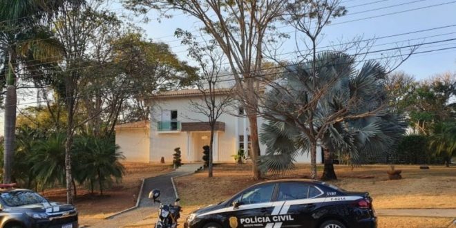 Operação cumpre mandado de busca e apreensão na casa do secretário Ismael Alexandrino, em Goiânia
