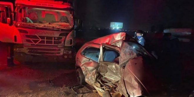 Condutor perde o controle na BR-153 em Jaraguá e colide veículo em caminhão parado