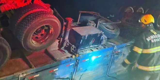 Para evitar colisão frontal com ônibus, motorista tomba caminhão na BR-153 em Jaraguá