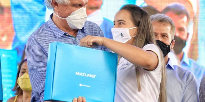 Durante comemoração dos 171 anos de Orizona, Caiado entrega 224 Chromebooks para alunos e participa da inauguração de complexo esportivo