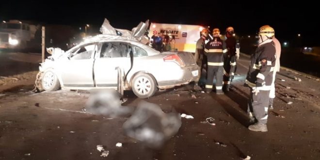 Seis pessoas morrem em acidente entre carro e caminhão na BR-040