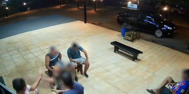 Policial é indiciado por agredir estudante de medicina em mercearia por ele ser gay; vídeo registra crime