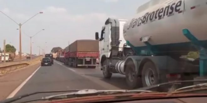 Grupos impedem a passagem de caminhões em dois trechos da BR-153, em Goiás