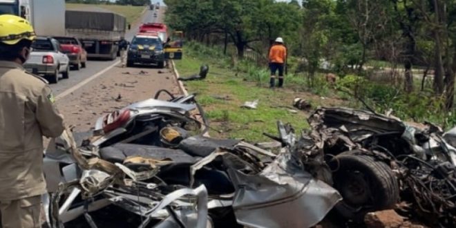 Acidente envolvendo carro de passeio e carreta deixa uma pessoa morta na BR-153 em Uruaçu