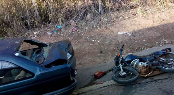 Motociclista colide na traseira de carro parado no oeste de Goianésia e atinge mulher que saía do veículo
