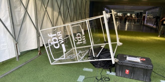 Torcida do Grêmio invade o gramado da Arena e destrói equipamentos do VAR