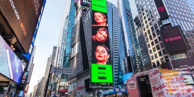 Marília Mendonça estampa telão na Times Square e comemora: ‘Nenhuma palavra existente representa o que estou sentindo’