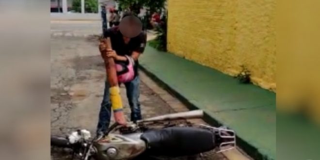 Homem destrói a própria moto após fiscais o avisarem que iam apreender o veículo