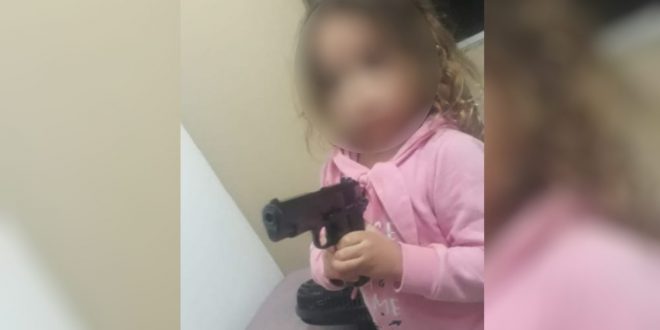 Mulher denuncia que ex mandou foto de filha do casal com arma na mão e a ameaça apesar de medida protetiva, em Jandaia