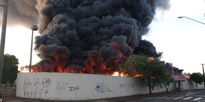 Incêndio atinge garagem do transporte coletivo e queima mais de 35 ônibus,  em Londrina fotos