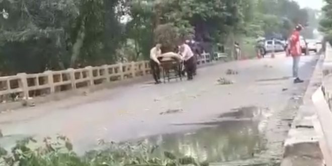 Caixão é carregado em ponte interditada entre Formoso e Santa Teresa de Goiás; Vídeo