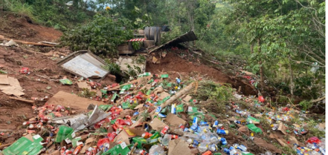 Motorista morre após caminhão carregado de bebidas cair em ribanceira na GO-154 em Pilar de Goiás