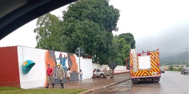 Carro colide em muro do quartel dos bombeiros de Goianésia, o socorro foi rápido