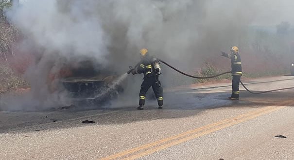 Incêndio em veículo é controlado pelos bombeiros de Goianésia próximo à entrada do Barreiro