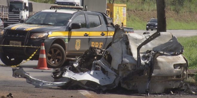 Motorista morre após carro bater de frente contra caminhão e pegar fogo na BR-040, em Luziânia