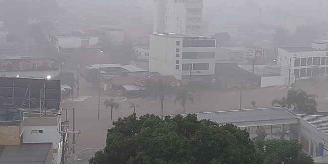 forte chuva atinge Uberlândia e causa alagamento em diversas ruas da cidade