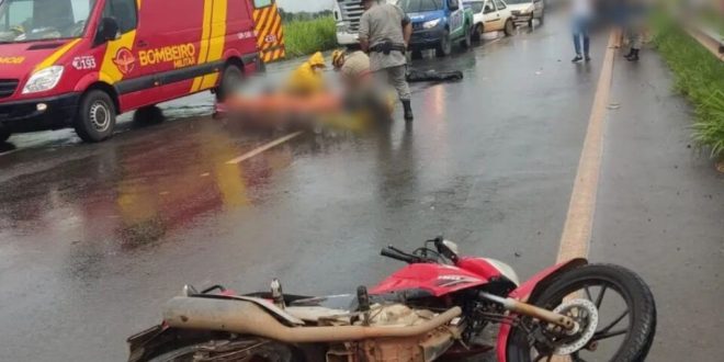 Motociclista cai da moto e é atropelado por caminhão na GO-070, em Goianira