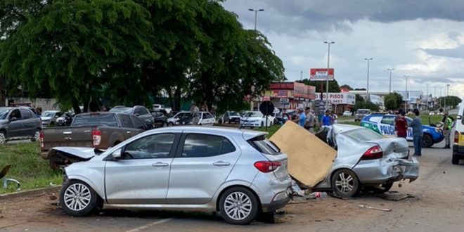Acidente entre carros deixa três pessoas da mesma família mortas na GO-040, em Aparecida de Goiânia