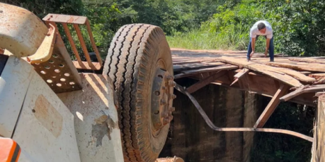 Caminhão carregado com 16 toneladas de soja despenca de ponte em Niquelândia